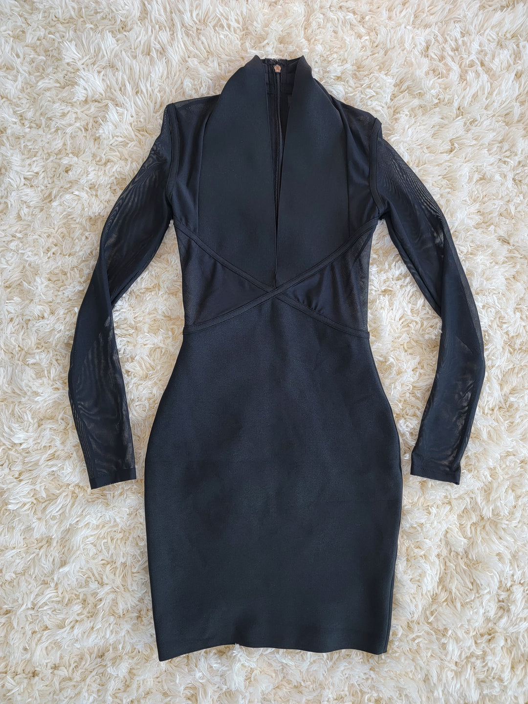 Vestido ajustado con parche de malla